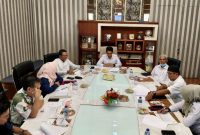 Rapat Umum Pemegang Saham Luar Biasa (RUPS LB), resmi menetapkan Siska Naritasari sebagai Direktur Utama PT BPR Tuah Karimun (Perseroda). Keputusan ini menjadi tonggak penting dalam memperkokoh struktur manajemen sekaligus mengakselerasi transformasi BPR Tuah Karimun.(Foto: Izar)