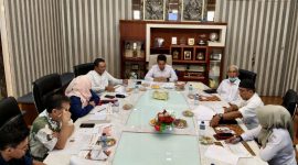 Rapat Umum Pemegang Saham Luar Biasa (RUPS LB), resmi menetapkan Siska Naritasari sebagai Direktur Utama PT BPR Tuah Karimun (Perseroda). Keputusan ini menjadi tonggak penting dalam memperkokoh struktur manajemen sekaligus mengakselerasi transformasi BPR Tuah Karimun.(Foto: Izar)