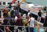 Aksi mantan Gubernur Kepri Nurdin Basirun mendadak masuk ruang kemudi kapal saat berlayar viral di media sosial dan memicu isu dugaan over capacity.(Foto: Izar)
