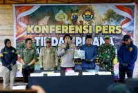 Polres Kepulauan Meranti menetapkan satu tersangka terkait kebakaran hutan dan lahan (karhutla) seluas 85 hektar di Desa Gemala Sari. Penetapan tersangka tersebut diumumkan dalam konferensi pers langsung di lokasi kebakaran pada Minggu (6/9/2026), di tengah upaya pemadaman oleh tim gabungan.(Foto: Paan)
