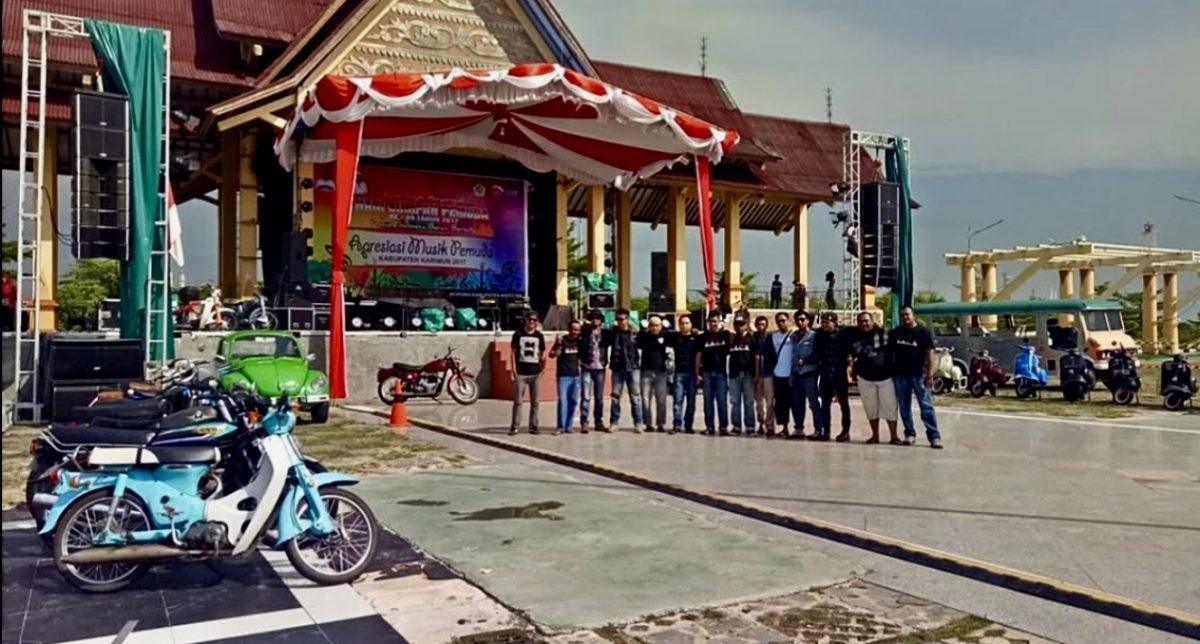 Genap berusia 17 tahun pada 9 September 2026, Motor Antik Club Karimun (MACK) terus membuktikan eksistensinya sebagai wadah pecinta motor klasik di Kabupaten Karimun. Lewat tema "Raga Berjauh, Hati Tetap Utuh", perayaan ini menjadi simbol bahwa kesibukan dan perubahan zaman tak melunturkan cerita persahabatan serta kebersamaan erat yang telah terjalin dari raungan mesin-mesin tua mereka.(Foto: Istimewa)