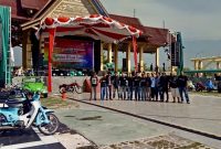 Genap berusia 17 tahun pada 9 September 2026, Motor Antik Club Karimun (MACK) terus membuktikan eksistensinya sebagai wadah pecinta motor klasik di Kabupaten Karimun. Lewat tema "Raga Berjauh, Hati Tetap Utuh", perayaan ini menjadi simbol bahwa kesibukan dan perubahan zaman tak melunturkan cerita persahabatan serta kebersamaan erat yang telah terjalin dari raungan mesin-mesin tua mereka.(Foto: Istimewa)
