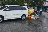 Mobil Toyota Kijang Innova putih bernomor polisi BP 1178 KC, mengalami kecelakaan tunggal setelah menabrak pos dan gate parkir hingga rusak parah di kawasan Taman Bunga, Pelabuhan Karimun, Sabtu (12/9/2026) pukul 08.35 WIB. Insiden terjadi saat pengemudi wanita berinisial AN (48) hendak memutar balik kendaraan karena area parkir Kantor KSOP Karimun.(Foto: Izar)
