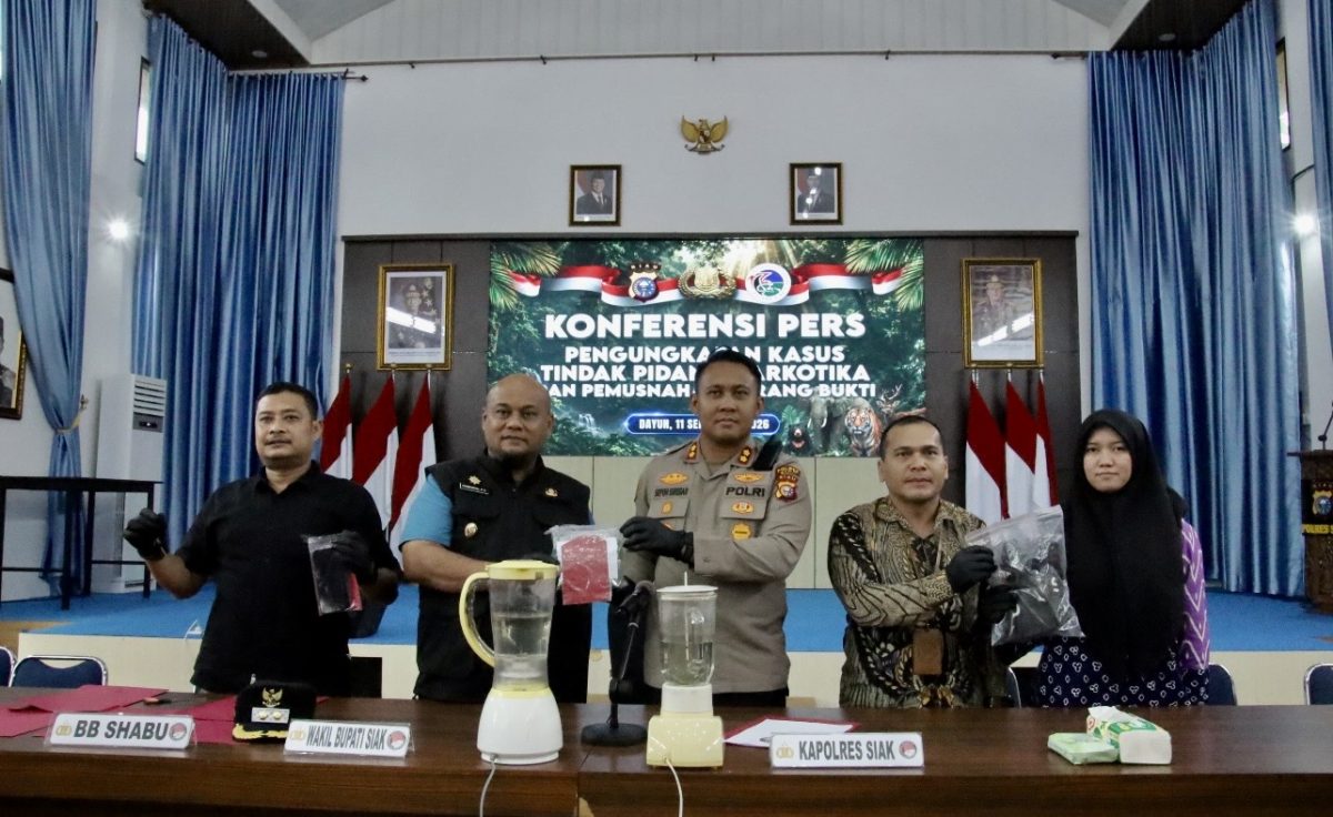 Polres Siak menangkap seorang kurir sabu beserta barang bukti lebih dari 1 kilogram di Jalan Lintas Perawang, Kecamatan Tualang. Pengungkapan kasus hasil laporan masyarakat ini dipaparkan langsung oleh Kapolres Siak AKBP Sepuh Ade Irsyam Siregar, didampingi Wakil Bupati Siak dan Kasat Resnarkoba.(Foto: Paan)