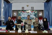 Polres Siak menangkap seorang kurir sabu beserta barang bukti lebih dari 1 kilogram di Jalan Lintas Perawang, Kecamatan Tualang. Pengungkapan kasus hasil laporan masyarakat ini dipaparkan langsung oleh Kapolres Siak AKBP Sepuh Ade Irsyam Siregar, didampingi Wakil Bupati Siak dan Kasat Resnarkoba.(Foto: Paan)