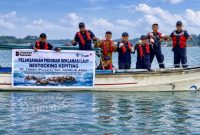 PT Timah Tbk melepas 1.000 bibit kepiting bakau di perairan Kundur, Kabupaten Karimun. Langkah tersebut dilakukan untuk menjaga kelestarian ekosistem pesisir dan mendukung keberlanjutan sumber daya laut setempat.(Foto: Istimewa)

