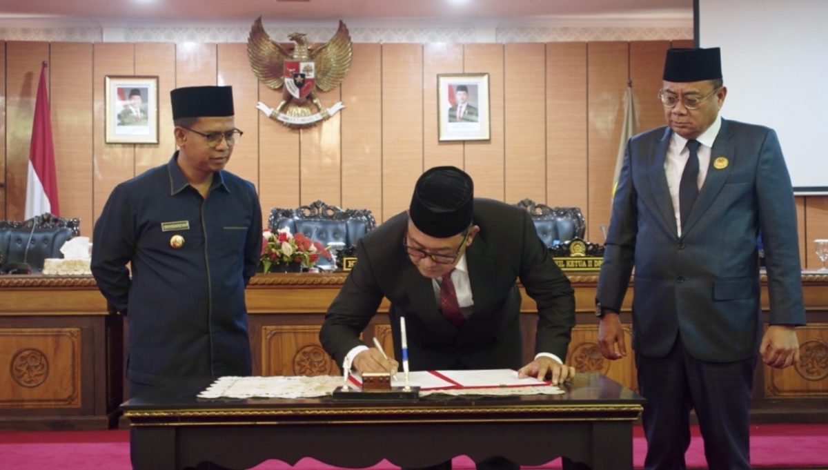Pemerintah Kabupaten Karimun, mengusulkan perubahan Perda Nomor 5 Tahun 2019 untuk memperluas bisnis Perumda BBJ ke tiga sektor baru, yaitu pertambangan dan energi, pengelolaan limbah, serta pengembangan perumahan. Usulan tersebut disampaikan Bupati Karimun, Iskandarsyah, dalam rapat paripurna DPRD Karimun pada Kamis (17/9/2026).(Foto: Izar)
