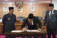 Pemerintah Kabupaten Karimun, mengusulkan perubahan Perda Nomor 5 Tahun 2019 untuk memperluas bisnis Perumda BBJ ke tiga sektor baru, yaitu pertambangan dan energi, pengelolaan limbah, serta pengembangan perumahan. Usulan tersebut disampaikan Bupati Karimun, Iskandarsyah, dalam rapat paripurna DPRD Karimun pada Kamis (17/9/2026).(Foto: Izar)