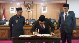Pemerintah Kabupaten Karimun, mengusulkan perubahan Perda Nomor 5 Tahun 2019 untuk memperluas bisnis Perumda BBJ ke tiga sektor baru, yaitu pertambangan dan energi, pengelolaan limbah, serta pengembangan perumahan. Usulan tersebut disampaikan Bupati Karimun, Iskandarsyah, dalam rapat paripurna DPRD Karimun pada Kamis (17/9/2026).(Foto: Izar)