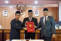 Bupati Iskandarsyah mengusulkan perubahan Perda Nomor 5 Tahun 2025 tentang BPR Tuah Karimun dalam rapat paripurna DPRD Karimun, Kamis (17/9/2026), guna memperkuat struktur permodalan perseroan.(Foto: Izar)