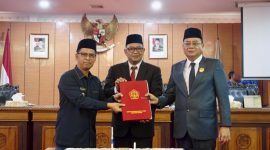 Bupati Iskandarsyah mengusulkan perubahan Perda Nomor 5 Tahun 2025 tentang BPR Tuah Karimun dalam rapat paripurna DPRD Karimun, Kamis (17/9/2026), guna memperkuat struktur permodalan perseroan.(Foto: Izar)