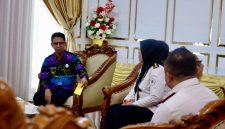 Pemkab Karimun mendukung pembentukan Pos Bapas guna mendekatkan akses pelayanan hukum dan pembimbingan kemasyarakatan bagi warga setempat. Komitmen tersebut disampaikan Bupati Karimun, Iskandarsyah, saat menerima kunjungan Kanwil Kemenkumham Kepri dan Bapas Kelas II Batam pada Selasa (22/9/2026).(Foto: Izar)