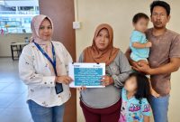 PT Timah (Persero) Tbk, membantu Santi Marliza, warga Kampung Bukit Merang, Kelurahan Meral Kota, Kecamatan Meral, Kabupaten Karimun, Kepulauan Riau, untuk mendapatkan pengobatan penyakit jantung.(Foto: Istimewa)