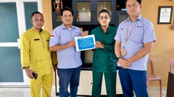 PT Timah (Persero) Tbk mendukung Tim All Star Kundur Barat U-40 dalam turnamen GMM Cup II Pasir Panjang di Kabupaten Karimun, Kepulauan Riau, guna mendorong kegiatan olahraga masyarakat di wilayah operasionalnya.(Foto: Istimewa)