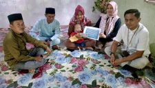 Lewat program TJSL, PT Timah (Persero) Tbk menyalurkan bantuan biaya pengobatan untuk meringankan beban kesehatan masyarakat di wilayah operasionalnya.(Foto: Istimewa)